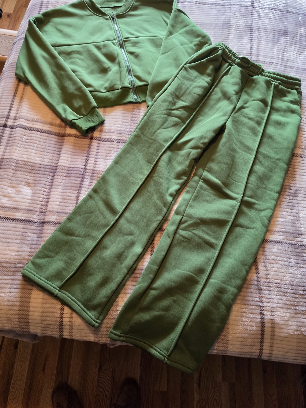 Women's Green Zip-Front Sweatsuit - Unbranded